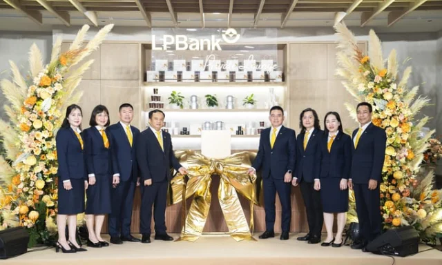 &Ocirc;ng Hồ Nam Tiến &ndash; Ph&oacute; Chủ tịch thường trực HĐQT (thứ 4 từ phải sang) c&ugrave;ng đại diện l&atilde;nh đạo trong Ban Kiểm so&aacute;t, Ban Điều h&agrave;nh của LPBank tại sự kiện