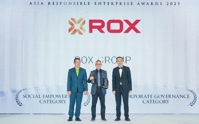 &Ocirc;ng Trần Xu&acirc;n Quảng - Tổng Gi&aacute;m đốc ROX Group nhận giải thưởng tại sự kiện