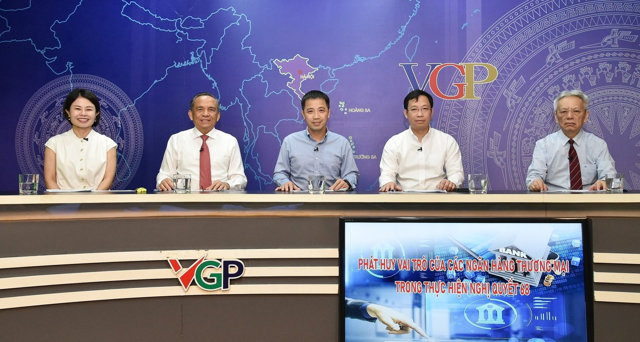 C&aacute;c diễn giả tham dự toạ đ&agrave;m. Ảnh: VGP