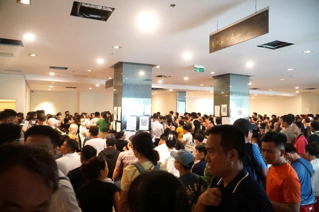 Cả ngàn người xếp hàng xuyên đêm chờ nộp hồ sơ mua nhà ở xã hội - Ảnh 1