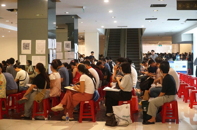 Nhiều người phải chờ rất l&acirc;u nhưng chưa đến lượt.