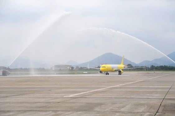 Nghi thức phun vograve;i rồng (Water salute) chagrave;o đoacute;n chiếc maacute;y bay đầu tiecirc;n do Vietravel Airlines sở hữu