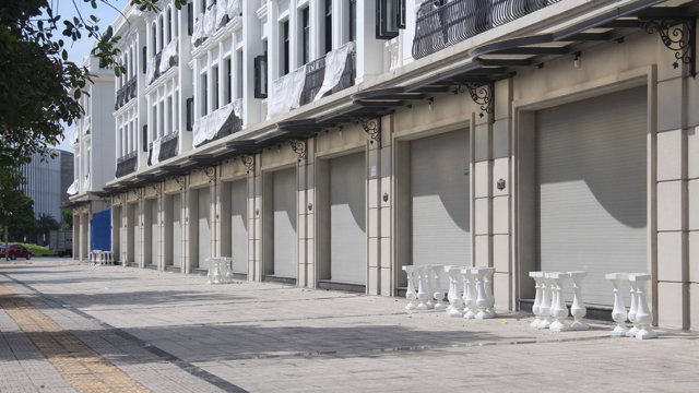 Shophouse - m&ocirc; h&igrave;nh kinh doanh từng được coi l&agrave; &lsquo;g&agrave; đẻ trứng v&agrave;ng&rsquo; giờ th&agrave;nh g&aacute;nh nặng t&agrave;i ch&iacute;nh. Ảnh: Linh Chi