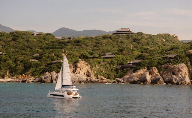 Kh&aacute;ch lưu tr&uacute; c&ograve;n được trải nghiệm chuyến du ngoạn ri&ecirc;ng k&eacute;o d&agrave;i 2 giờ bằng du thuyền Catamaran tr&ecirc;n vịnh Vĩnh Hy (Ảnh: Amanoi).