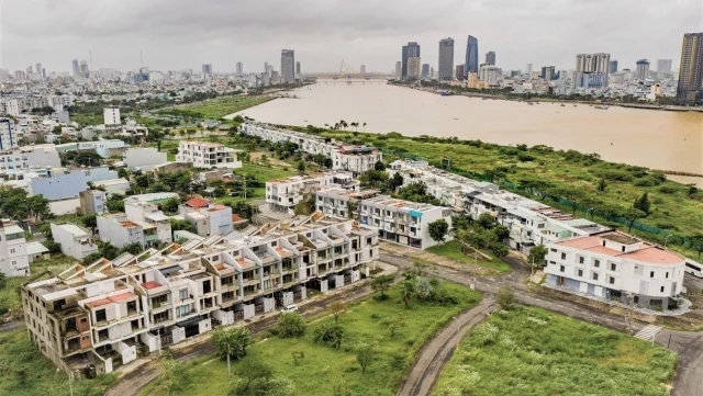 D&atilde;y shophouse khu Marina Complex (Đ&agrave; Nẵng) bỏ trống nhiều năm, cửa k&iacute;nh vỡ, cửa sắt hoen gỉ.