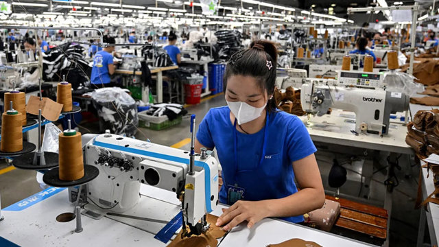 C&aacute;c c&ocirc;ng nh&acirc;n đang l&agrave;m việc tại một xưởng may ở tỉnh Th&aacute;i Nguy&ecirc;n v&agrave;o ng&agrave;y 2/7/2025. (Ảnh: Getty Images)