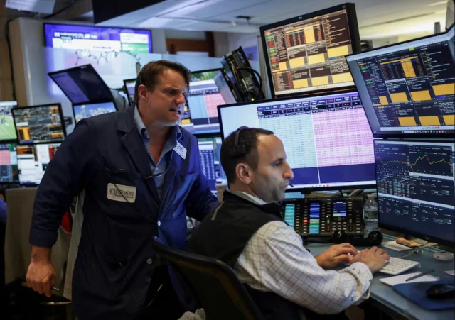 C&aacute;c nh&agrave; giao dịch l&agrave;m việc tr&ecirc;n s&agrave;n tại S&agrave;n giao dịch chứng kho&aacute;n New York (NYSE) ở Th&agrave;nh phố New York, Mỹ, ng&agrave;y 1/7/2025. (Ảnh: REUTERS/Jeenah Moon)