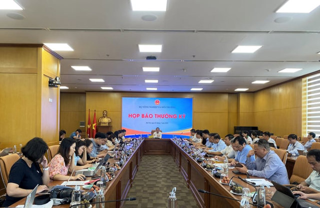 Thứ trrưởng Phugrave;ng Đức Tiến chủ trigrave; cuộc họp baacute;o. Ảnh: Hạnh Nhung