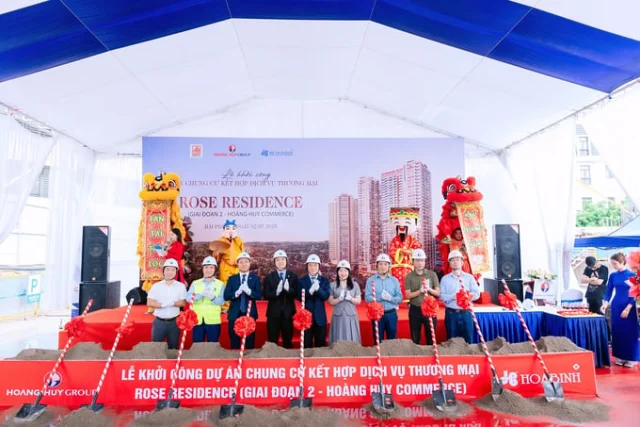 Ng&agrave;y 2/7/2025, tại Hải Ph&ograve;ng, Tập đo&agrave;n X&acirc;y dựng H&ograve;a B&igrave;nh đ&atilde; c&ugrave;ng chủ đầu tư CTCP Tập đo&agrave;n Bất động sản CRV vừa tổ chức lễ khởi c&ocirc;ng dự &aacute;n chung cư kết hợp dịch vụ thương mại Rose Residence giai đoạn 2 - Hoang Huy Commerce.