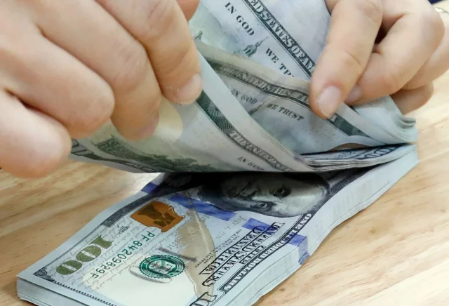 Giá USD ngân hàng tiếp tục đi lên, tự do tái chiếm mốc kỷ lục - Ảnh 1