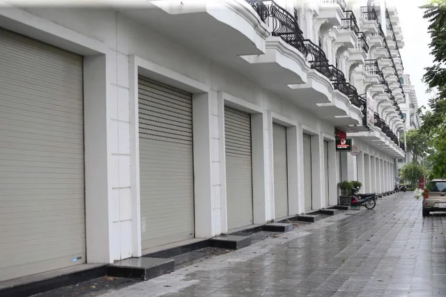 H&agrave;ng loạt shophouse rao b&aacute;n, cho thu&ecirc; tại H&agrave; Nội rơi v&agrave;o t&igrave;nh trạng ế ẩm nhiều năm. &nbsp;