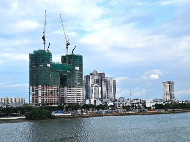 D&ograve;ng vốn lớn đang được c&aacute;c tậ đo&agrave;n đổ v&agrave;o Đ&agrave; Nẵng v&agrave; c&aacute;c tỉnh Nam Trung Bộ.&nbsp; &nbsp;
