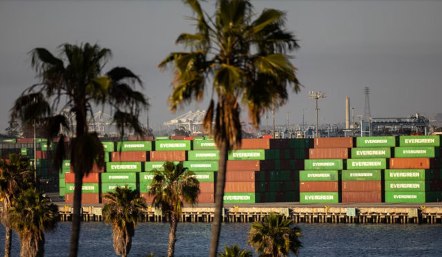 C&aacute;c container vận chuyển tại Cảng Los Angeles ở San Pedro, California, v&agrave;o ng&agrave;y 15/ 5. (Ảnh: Alisha Jucevic/The Washington Post/Getty Images)