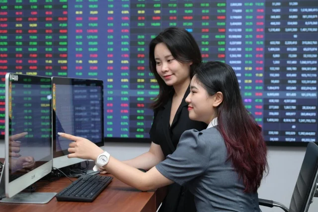 Chuy&ecirc;n gia cho rằng, thị trường chứng kho&aacute;n sẽ duy tr&igrave; xu hướng t&iacute;ch cực trong nửa cuối năm 2025.