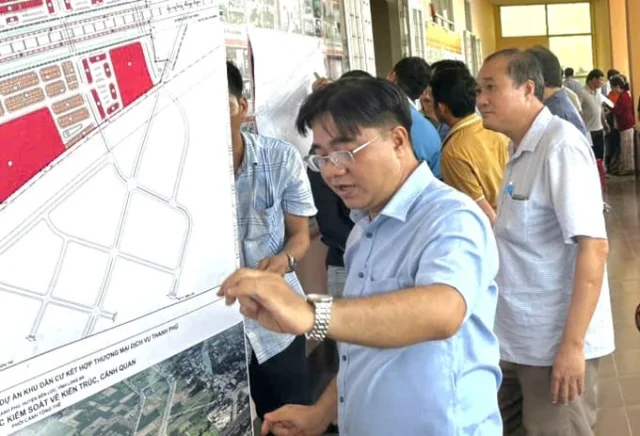 Người d&acirc;n đến UBND x&atilde; Bến Lức nghe c&ocirc;ng bố phương &aacute;n bồi thường thực hiện dự &aacute;n. (Ảnh: T&acirc;y Ninh Online).