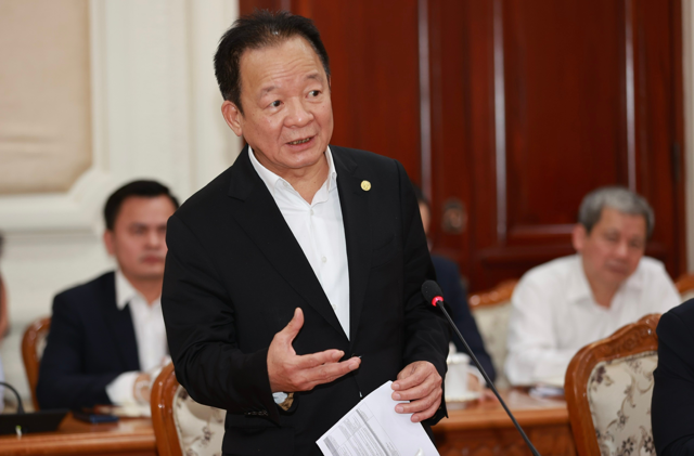 Doanh nhacirc;n Đỗ Quang Hiển, Nhagrave; saacute;ng lập, Chủ tịch Điều hagrave;nh Tập đoagrave;n Tamp;T Group phaacute;t biểu tại buổi lagrave;m việc.