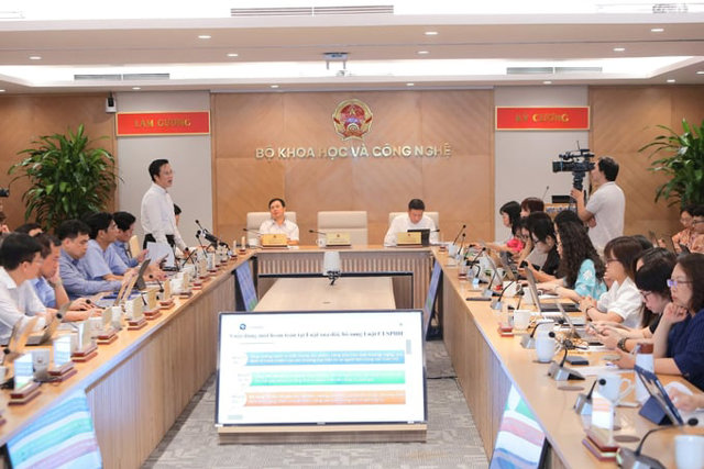 Quang cảnh buổi họp baacute;o