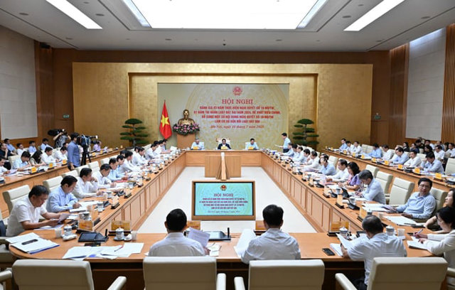Thủ tướng Ch&iacute;nh phủ Phạm Minh Ch&iacute;nh chủ tr&igrave; Hội nghị đ&aacute;nh gi&aacute; 3 năm thực hiện Nghị quyết số 18-NQ/TW v&agrave; 1 năm thi h&agrave;nh Luật Đất đai năm 2024, đề xuất điều chỉnh, bổ sung một số nội dung Nghị quyết 18-NQ/TW l&agrave;m cơ sở sửa đổi Luật Đất đai năm 2024. &nbsp;