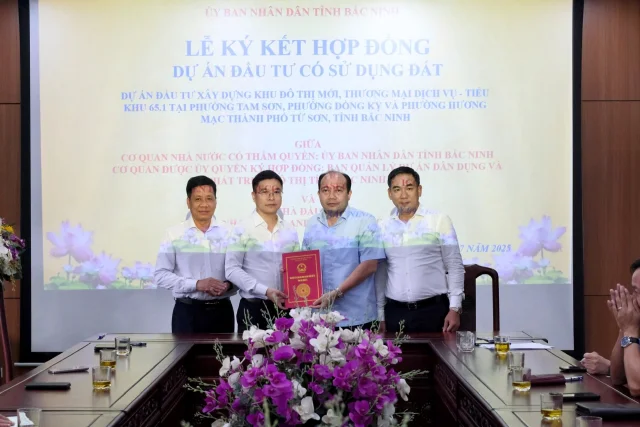 Đại diện&nbsp;Li&ecirc;n danh Taseco Land &ndash; Taseco Group &ndash; ICON4 k&yacute; hợp đồng với l&atilde;nh đạo&nbsp;Ban quản l&yacute; dự &aacute;n d&acirc;n dụng v&agrave; ph&aacute;t triển đ&ocirc; thị tỉnh Bắc Ninh số 2