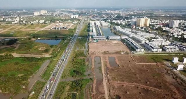 Sau khi c&oacute; th&ocirc;ng tin s&aacute;p nhập một số khu vực của B&igrave;nh Dương v&agrave;o Tp.HCM, thị trường đất nền v&ugrave;ng ven ghi nhận đ&agrave; tăng gi&aacute; mới.