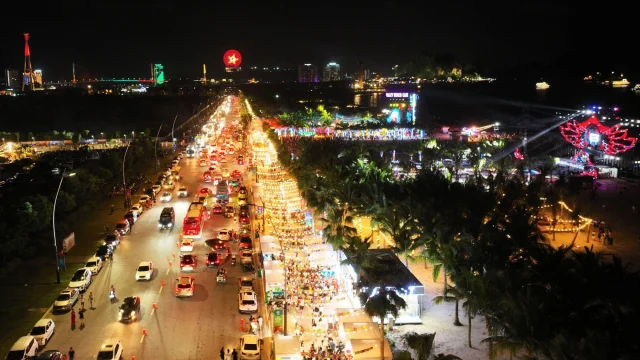Tuyến đường bao biển B&atilde;i Ch&aacute;y s&ocirc;i động về đ&ecirc;m (Ảnh: &Aacute;nh Dương)