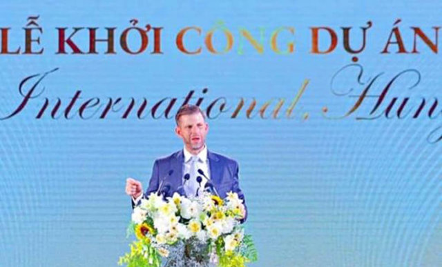 Con trai Tổng thống Mỹ - Eric Trump, Ph&oacute; chủ tịch điều h&agrave;nh The Trump Organization - ph&aacute;t biểu tại lễ khởi c&ocirc;ng dự &aacute;n tỷ USD ở Hưng Y&ecirc;n. Ảnh: KBC &nbsp;