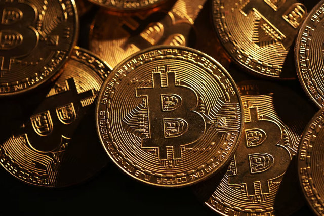 Gi&aacute; của đồng tiền m&atilde; h&oacute;a lớn nhất thế giới Bitcoin t&iacute;nh theo vốn h&oacute;a thị trường đ&atilde; c&oacute; l&uacute;c vượt qua 121.249,90 USD. Ảnh:&nbsp;REUTERS &nbsp;