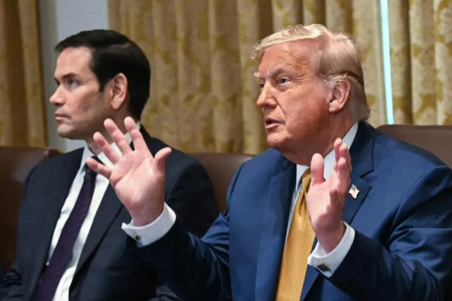 Tổng thống Mỹ Donald Trump ph&aacute;t biểu trong cuộc họp nội c&aacute;c tại Ph&ograve;ng Nội c&aacute;c của Nh&agrave; Trắng ở Washington v&agrave;o ng&agrave;y 8/7/2025. (Ảnh: Andrew Caballero-Reynolds/AFP/Getty Images)