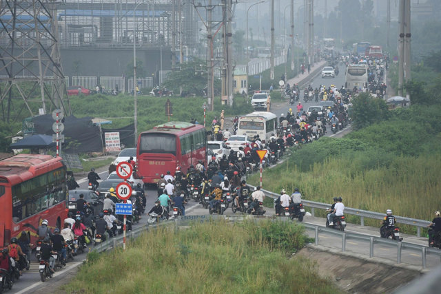 Tắc đường gần KCN&nbsp;Quang Ch&acirc;u. Ảnh: B&aacute;o X&acirc;y dựng