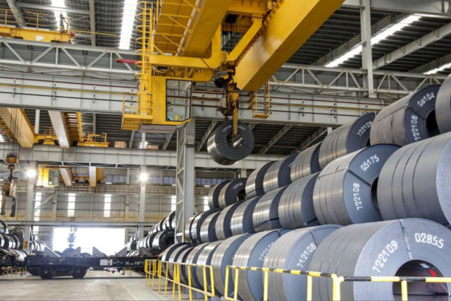 Th&eacute;p HRC từ Trung Quốc vừa bị &aacute;p thuế, H&ograve;a Ph&aacute;t ghi nhận lợi nhuận qu&yacute; cao nhất ba năm.