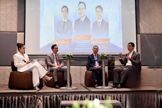 Phần tọa đ&agrave;m c&ugrave;ng c&aacute;c chuy&ecirc;n gia kinh tế đầu ng&agrave;nh tại Hội thảo (nguồn: Chứng kho&aacute;n Nhất Việt &ndash; VFS)