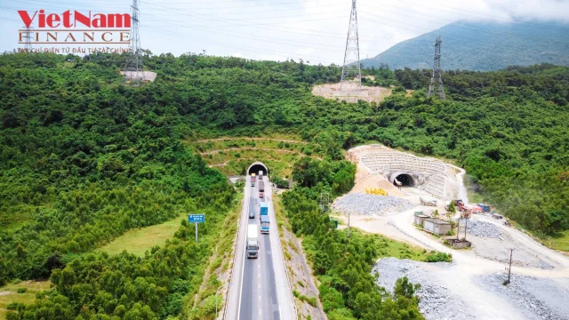 Hầm Đ&egrave;o ngang xuy&ecirc;n d&atilde;y n&uacute;i Ho&agrave;nh Sơn, c&oacute; điểm đầu thuộc phường Ho&agrave;nh Sơn, tỉnh H&agrave; Tĩnh (phường Kỳ Nam, TX Kỳ Anh cũ) v&agrave; điểm cuối thuộc địa phận x&atilde; Ph&uacute; Trạch, tỉnh Quảng Trị (x&atilde; Quảng Đ&ocirc;ng, huyện Quảng Trạch, tỉnh Quảng B&igrave;nh cũ).