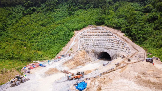 Theo thiết kế, hầm đường bộ Đ&egrave;o Ngang được x&acirc;y mới 1 ống hầm về ph&iacute;a T&acirc;y hầm hiện tại với chiều d&agrave;i 650m. Trong đ&oacute;, phần th&acirc;n hầm d&agrave;i 555m, rộng 10,5m với 2 l&agrave;n xe, thiết kế tốc độ 80km/h.