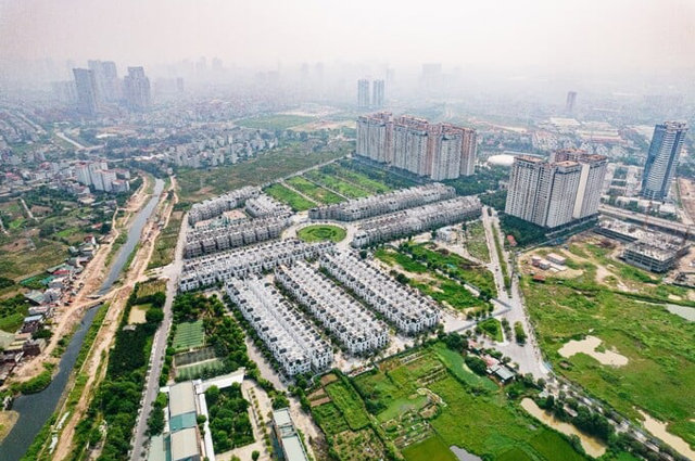 Bất chấp &aacute;p lực tăng nguồn cung, mức gi&aacute; b&aacute;n ph&acirc;n kh&uacute;c thấp tầng tại H&agrave; Nội vẫn đang neo ở ngưỡng cao, phản &aacute;nh sự kỳ vọng của thị trường v&agrave; t&acirc;m l&yacute; đầu tư d&agrave;i hạn của người mua đối với loại h&igrave;nh nh&agrave; gắn liền với đất. Ảnh minh họa.