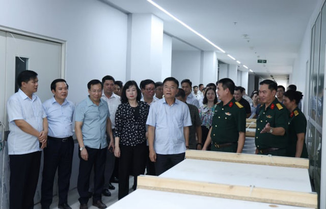 Phoacute; Thủ tướng Lecirc; Thagrave;nh Long vagrave; đoagrave;n cocirc;ng taacute;c kiểm tra dự aacute;n cơ sở 2 Bệnh viện Việt Đức vagrave; Bạch Mai vagrave;o ngagrave;y 16/7. (Ảnh: Đức Tuacirc;n)