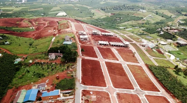 UBND tỉnh L&acirc;m Đồng vừa c&oacute; chỉ đạo tăng cường kiểm tra, gi&aacute;m s&aacute;t v&agrave; xử l&yacute; nghi&ecirc;m c&aacute;c trường hợp m&ocirc;i giới bất động sản hoạt động kh&ocirc;ng đ&uacute;ng quy định, đặc biệt l&agrave; c&aacute;c trường hợp kh&ocirc;ng c&oacute; chứng chỉ h&agrave;nh nghề.