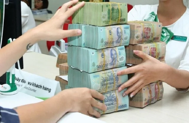 Loạt ngân hàng báo lãi lớn, cổ phiếu nhà băng bứt tốc từ đáy - Ảnh 1