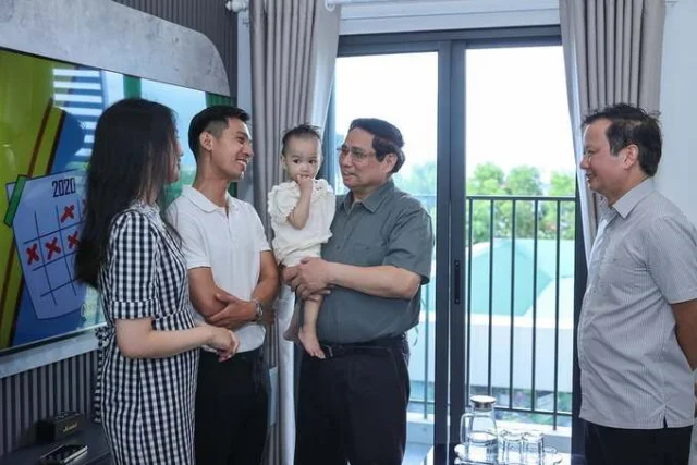 Thủ tướng thăm hỏi, tặng qu&agrave; c&aacute;c hộ d&acirc;n - Ảnh: VGP/Nhật Bắc