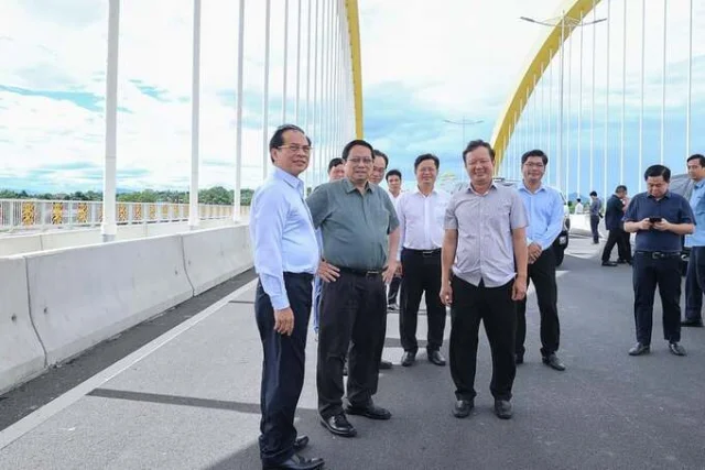 Thủ tướng tới thăm cầu Nguyễn Ho&agrave;ng - c&acirc;y cầu thứ 5 ở Huế bắc qua s&ocirc;ng Hương - Ảnh: VGP/Nhật Bắc