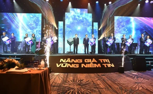Ph&oacute; thủ tướng Hồ Đức Phớc c&ugrave;ng c&aacute;c đại biểu thực hiện nghi thức ra mắt Hệ thống c&ocirc;ng nghệ th&ocirc;ng tin mới. (Ảnh: VGP)