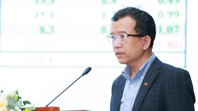 B&agrave; Phạm Thị Thuỳ Linh, Trưởng ban Ph&aacute;t triển thị trường chứng kho&aacute;n giải đ&aacute;p c&acirc;u hỏi về việc ph&aacute;t triển h&agrave;ng h&oacute;a tr&ecirc;n thị trường chứng kho&aacute;n (Ảnh: Hải Nguyễn, B&aacute;o Lao Động)