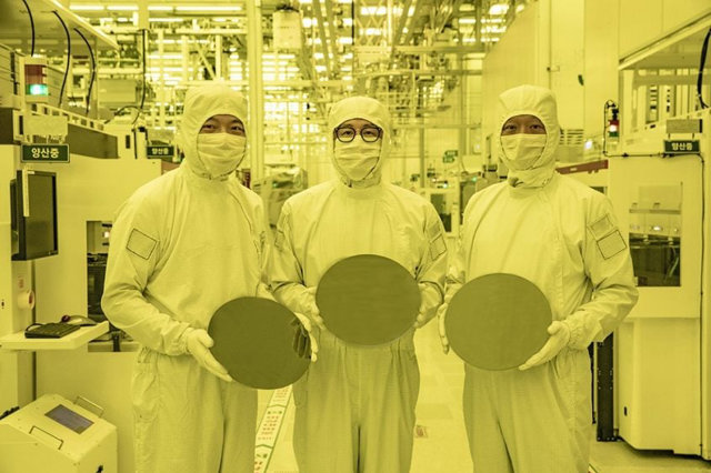 C&aacute;c nh&acirc;n vi&ecirc;n cấp cao đang cầm c&aacute;c tấm wafer 3nm tại d&acirc;y chuyền sản xuất của Khu&ocirc;n vi&ecirc;n Samsung Electronics Hwaseong (Ảnh. new.samsung.com)