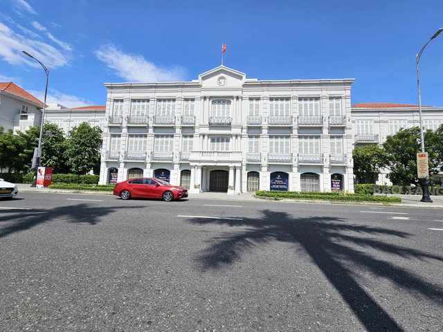 Khu C với diện t&iacute;ch 3,16ha l&agrave; nơi tọa lạc của Bảo t&agrave;ng Đ&agrave; Nẵng v&agrave; Thư viện Khoa học tổng hợp, giới hạn bởi c&aacute;c trục Trần Ph&uacute;, Quang Trung v&agrave; cầu S&ocirc;ng H&agrave;n. &nbsp;