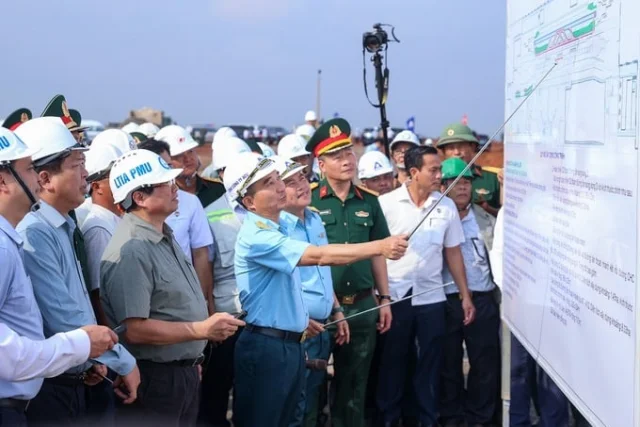 Thủ tướng kiểm tra s&acirc;n bay Long Th&agrave;nh.