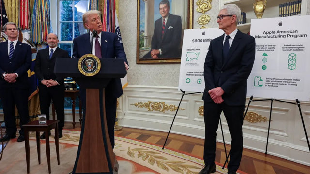 Tổng thống Donald Trump v&agrave; CEO Apple Tim Cook th&ocirc;ng b&aacute;o của Apple về khoản đầu tư 100 tỷ USD tại Mỹ. Ảnh: Reuters