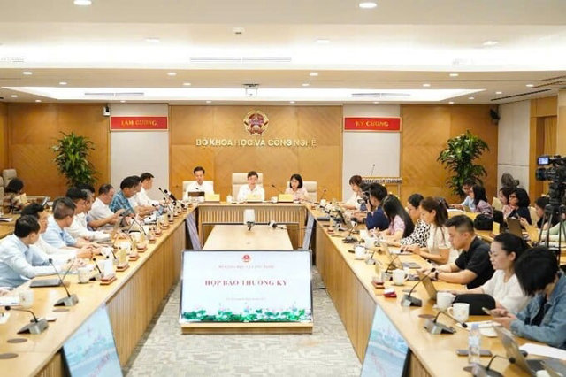 Quang cảnh buổi họp baacute;o