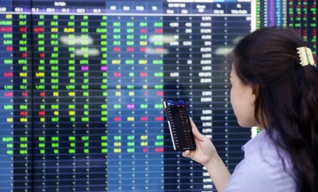 Số lượng t&agrave;i khoản chứng kho&aacute;n mở mới tại Việt Nam tăng vọt trong bối cảnh VN-Index vượt đỉnh lịch sử.
