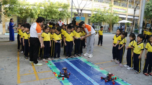 C&ocirc;ng ty GAIA thực hiện gi&aacute;o dục kỹ năng sống c&aacute;c bạn học sinh.