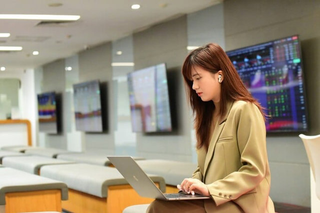 VN-Index đảo chiều thagrave;nh cocirc;ng, tăng hơn 3 điểm.
