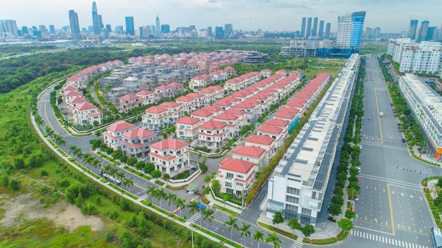 Thị trường nh&agrave; liền thổ TP.HCM đang chứng kiến sự ph&acirc;n h&oacute;a mạnh mẽ: trong khi ph&acirc;n kh&uacute;c cao cấp tiếp tục giữ gi&aacute; ở mức kỷ lục, th&igrave; thị trường v&ugrave;ng ven trở th&agrave;nh lựa chọn thay thế hợp l&yacute; với dư địa tăng trưởng d&agrave;i hạn. Ảnh minh họa.